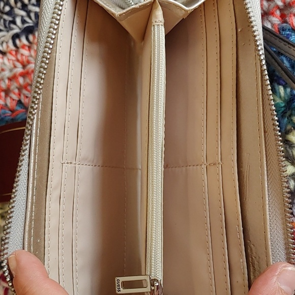 🍁LARGE GUESS WALLET WITH WRISTLET LIGHT GRAY/STONE COLOR - Picture 4 of 13